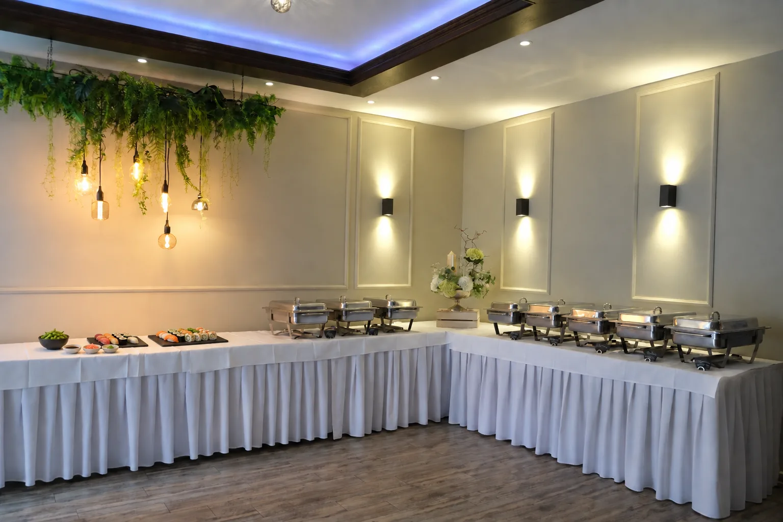 Buffetbereich mit Chafing Dishes, Pflanzendekoration und indirekter Beleuchtung